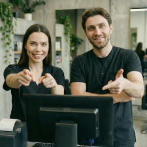 Estilistas señalando que el programa de gestión de Peluquería Unida es solo para Salones Asociados